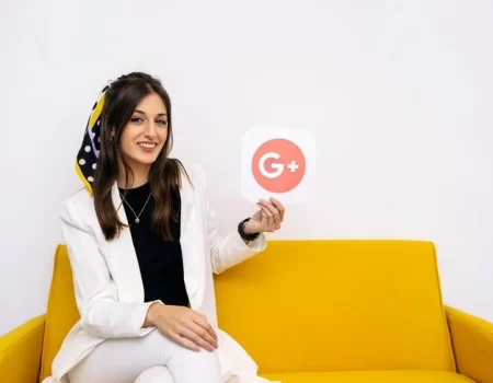 Gyhy36cqy7k diagram showing interconnected elements of semantic SEO, user intent, and content strategy.